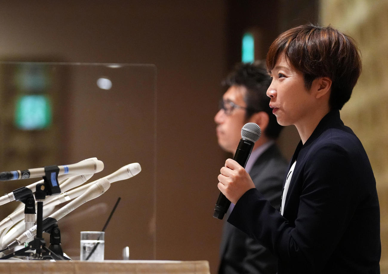 会見に臨む小平（撮影・横山健太）