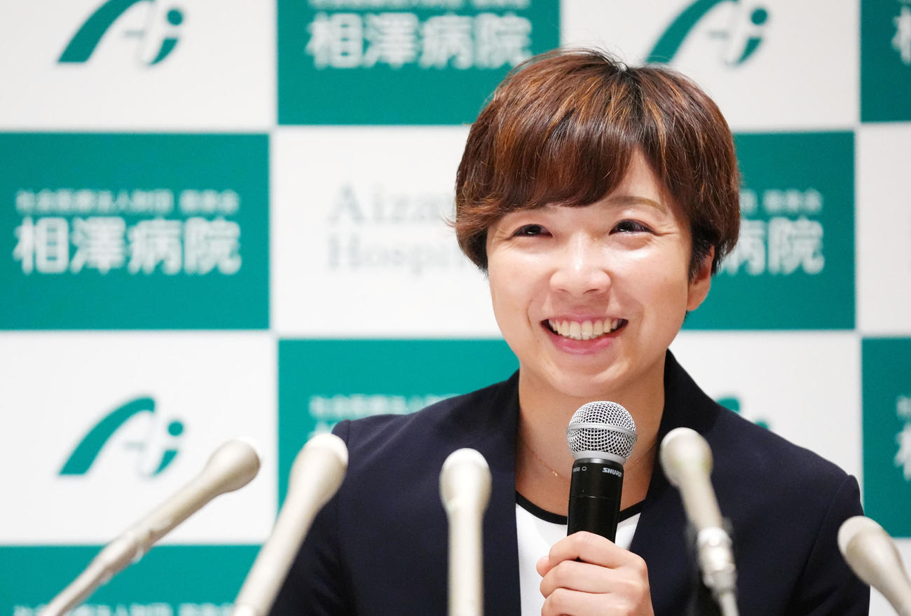 会見で笑顔を見せる小平（撮影・横山健太）