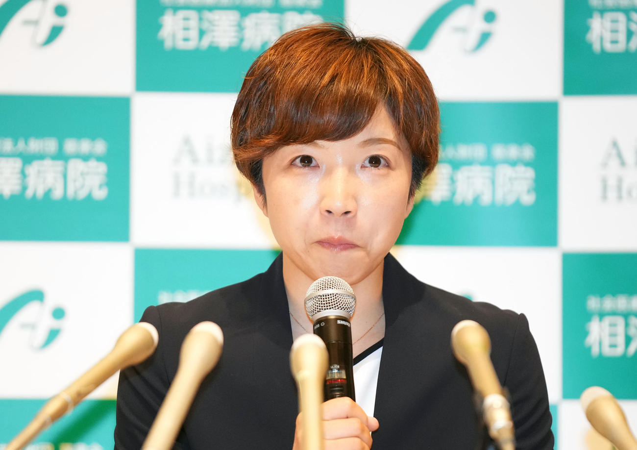 会見に臨む小平（撮影・横山健太）