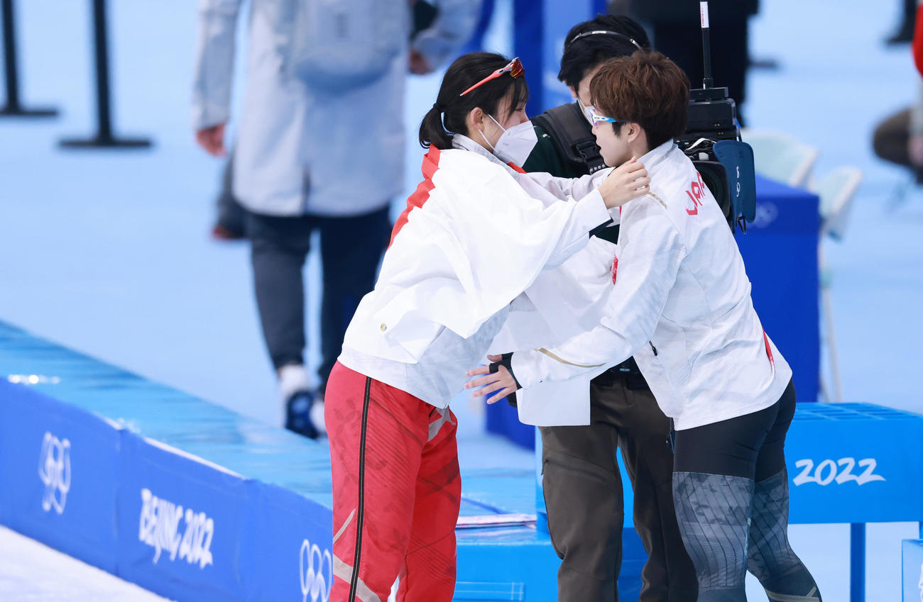 高木美帆（左）は小平奈緒と抱き合い祝福される（2022年2月17日撮影）