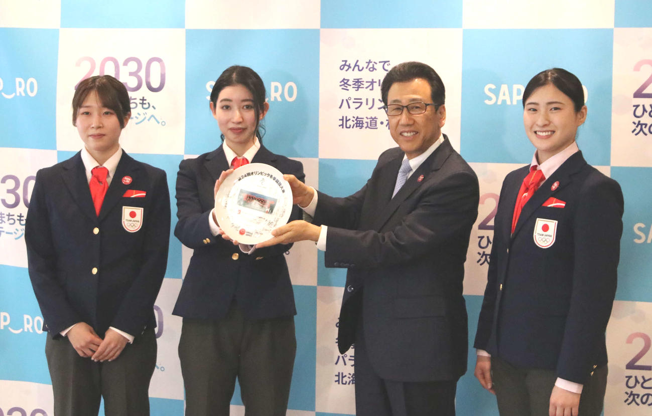 秋元市長（左から3人目）を表敬訪問した北京五輪アイスホッケー女子日本代表の選手たち。左から大滝、藤本、1人おいて川島（撮影・山崎純一）
