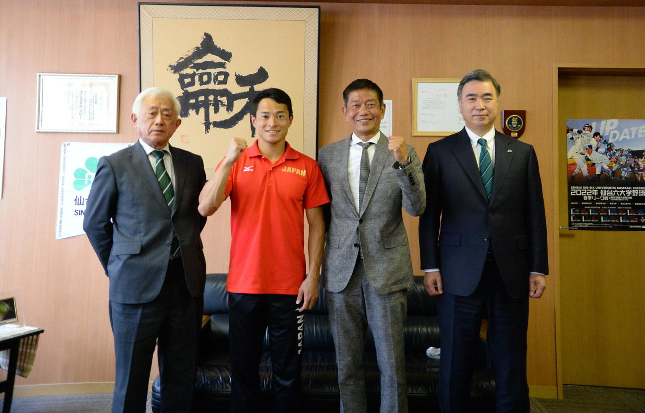デフリンピックに向けガッツポーズする仙台大・佐々木（左から2人目）と、左から朴沢理事長、名取部長、高橋学長