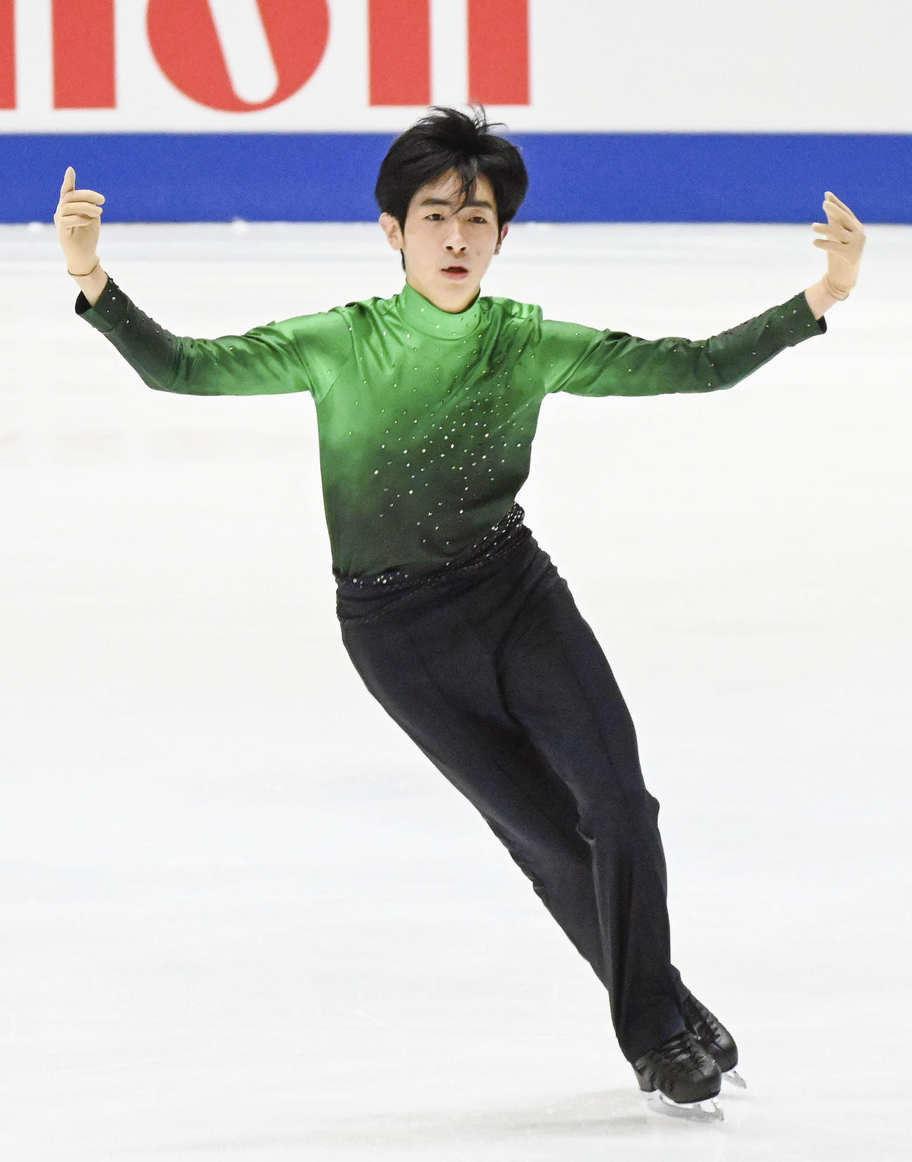 演技する壷井達也＝タリン（共同）