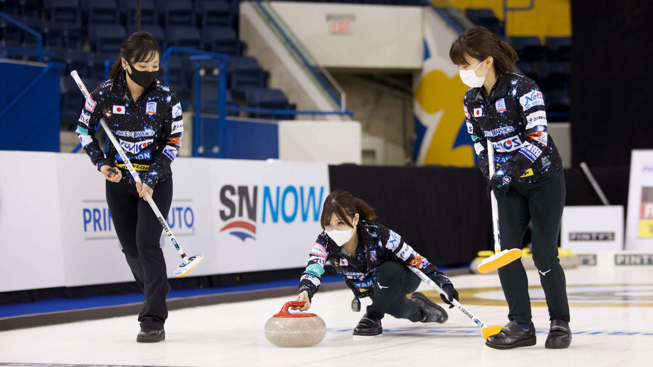 ストーンを投じるロコ・ソラーレの吉田夕(c)Sportnsnet／Anil Mungal