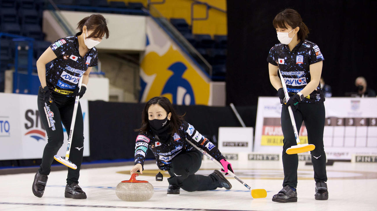 ストーンを投じるロコ・ソラーレの藤沢(c)Sportnsnet／Anil Mungal