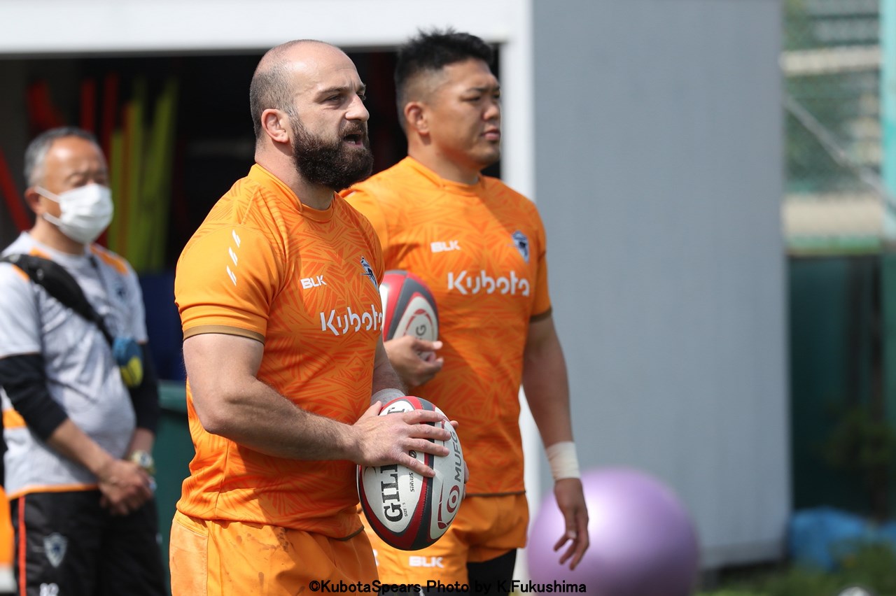 リーグワンデビューに向けて調整する東京ベイのフッカー、ジャバ・ブレグバゼ（右から2人目）（クボタスピアーズ船橋・東京ベイ提供）