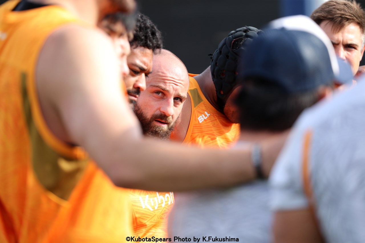 リーグワンデビューに向けて調整する東京ベイのフッカー、ジャバ・ブレグバゼ（中央）（クボタスピアーズ船橋・東京ベイ提供）