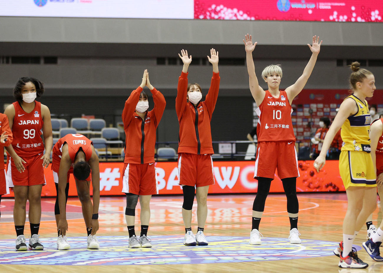 バスケット女子W杯予選　観客席に手を振る渡嘉敷来夢ら日本代表