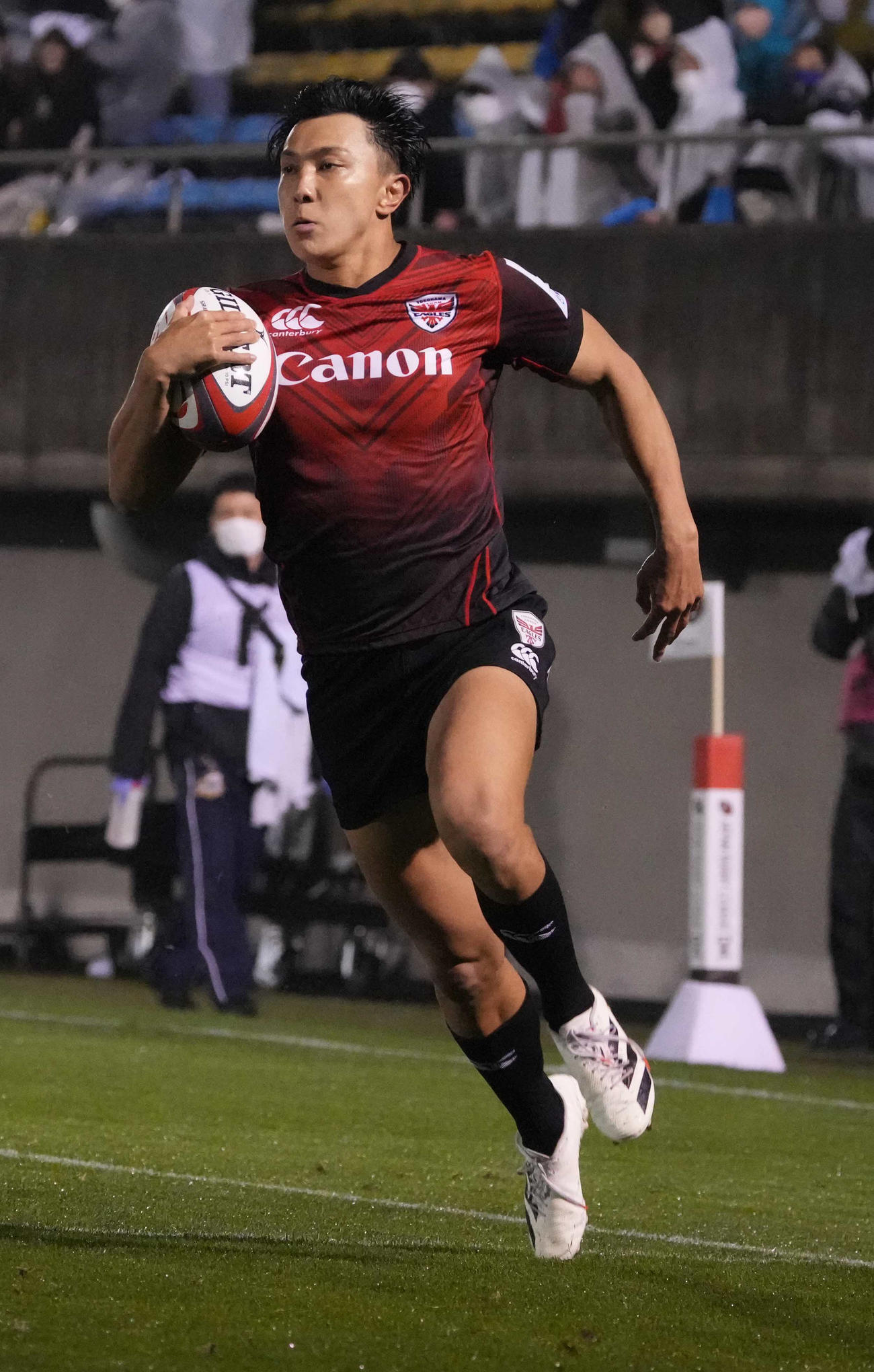 浦安対横浜　前半、横浜WTB松井は先制トライを奪う（撮影・小沢裕）