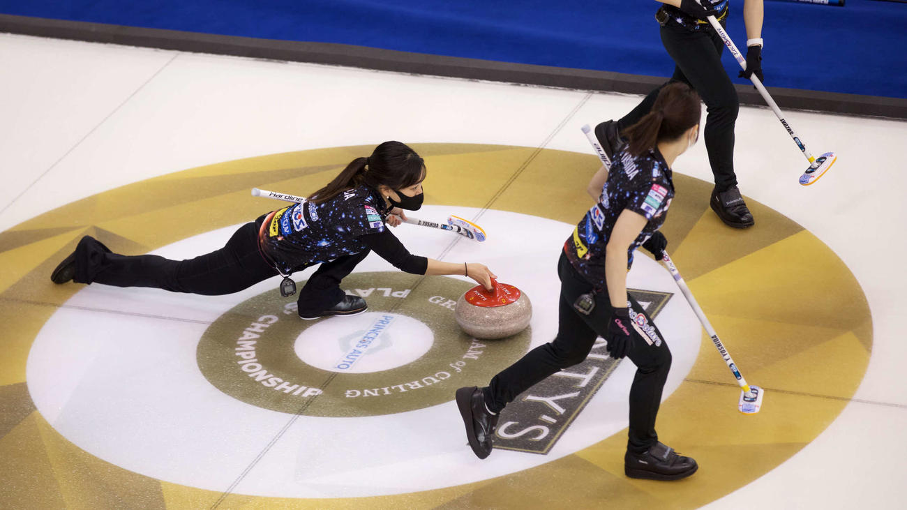 ストーンを投じるロコ・ソラーレの吉田知(c)Sportnsnet／Anil Mungal