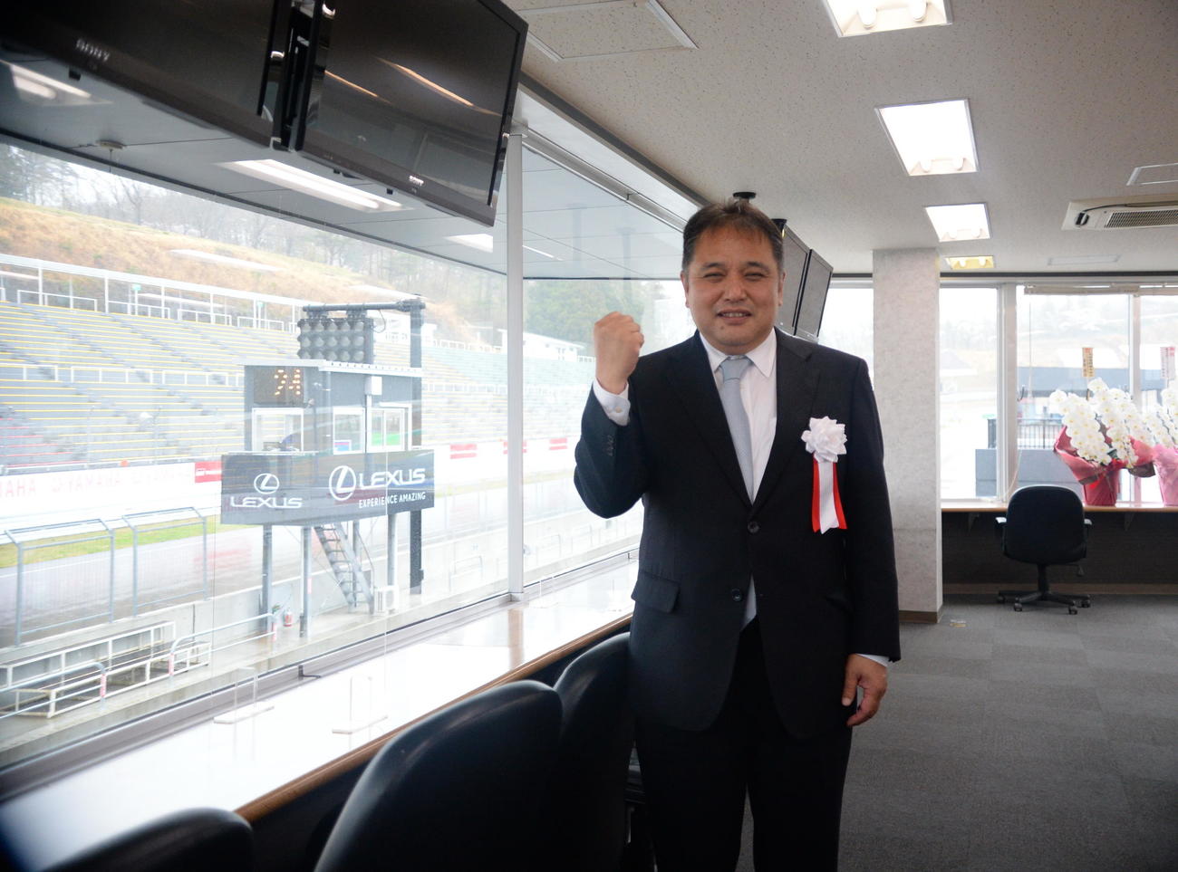 生まれ変わったサーキットに笑顔を見せる遠藤社長