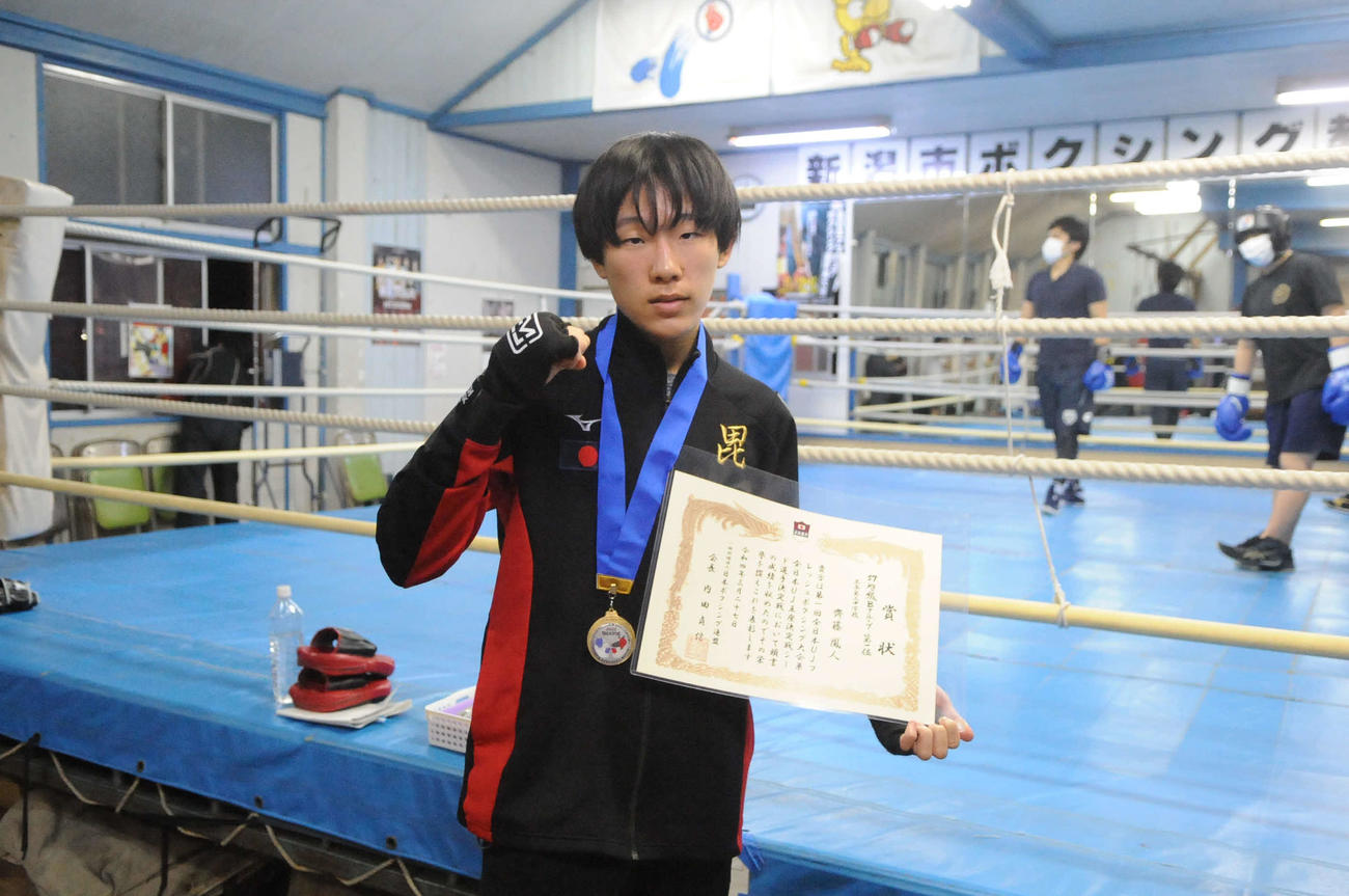 優勝の賞状とメダルを披露し、今後の飛躍を誓う斎藤