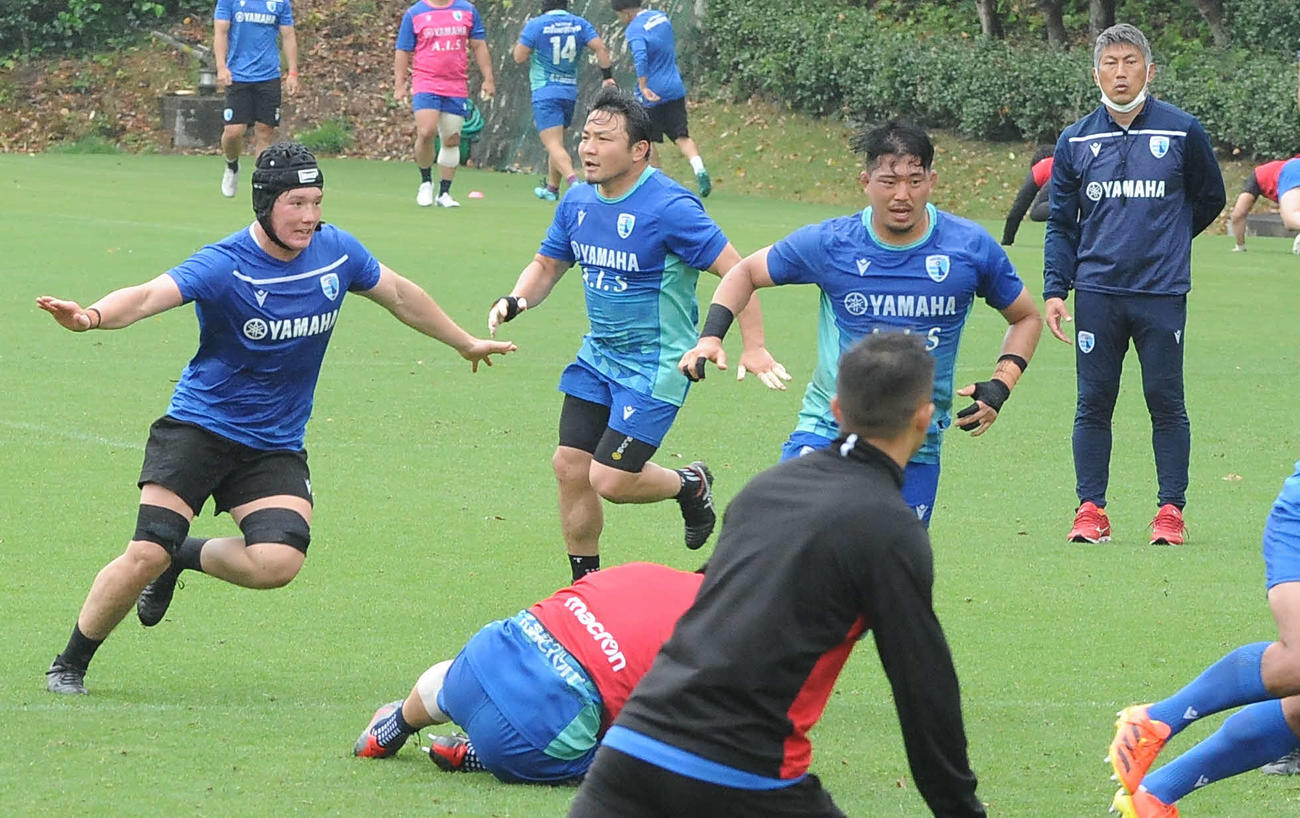 練習する静岡ブルーレヴズのリチャード剛（左端）ら。右奥は堀川監督