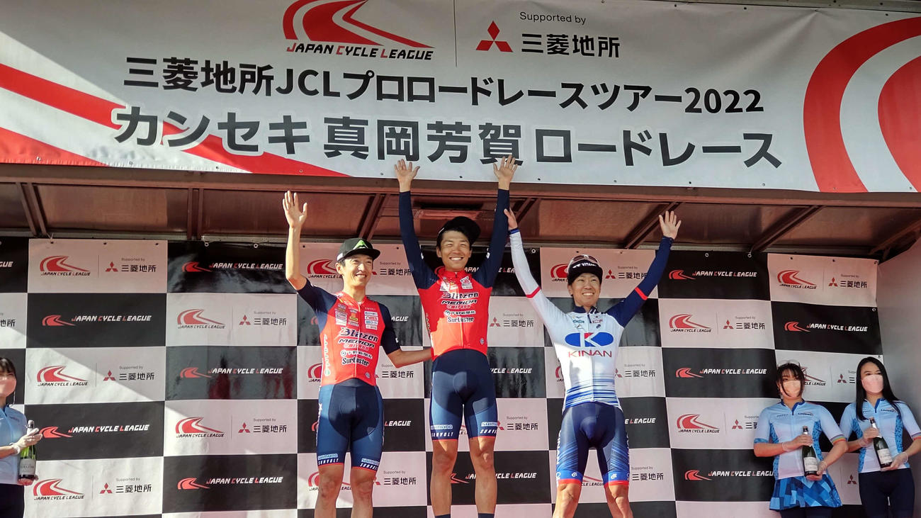 JCLプロロードレースツアー開幕戦で優勝した宇都宮ブリッツェンの小野寺玲（中）と2位の増田成幸（左）3位の畑中勇介（右）
