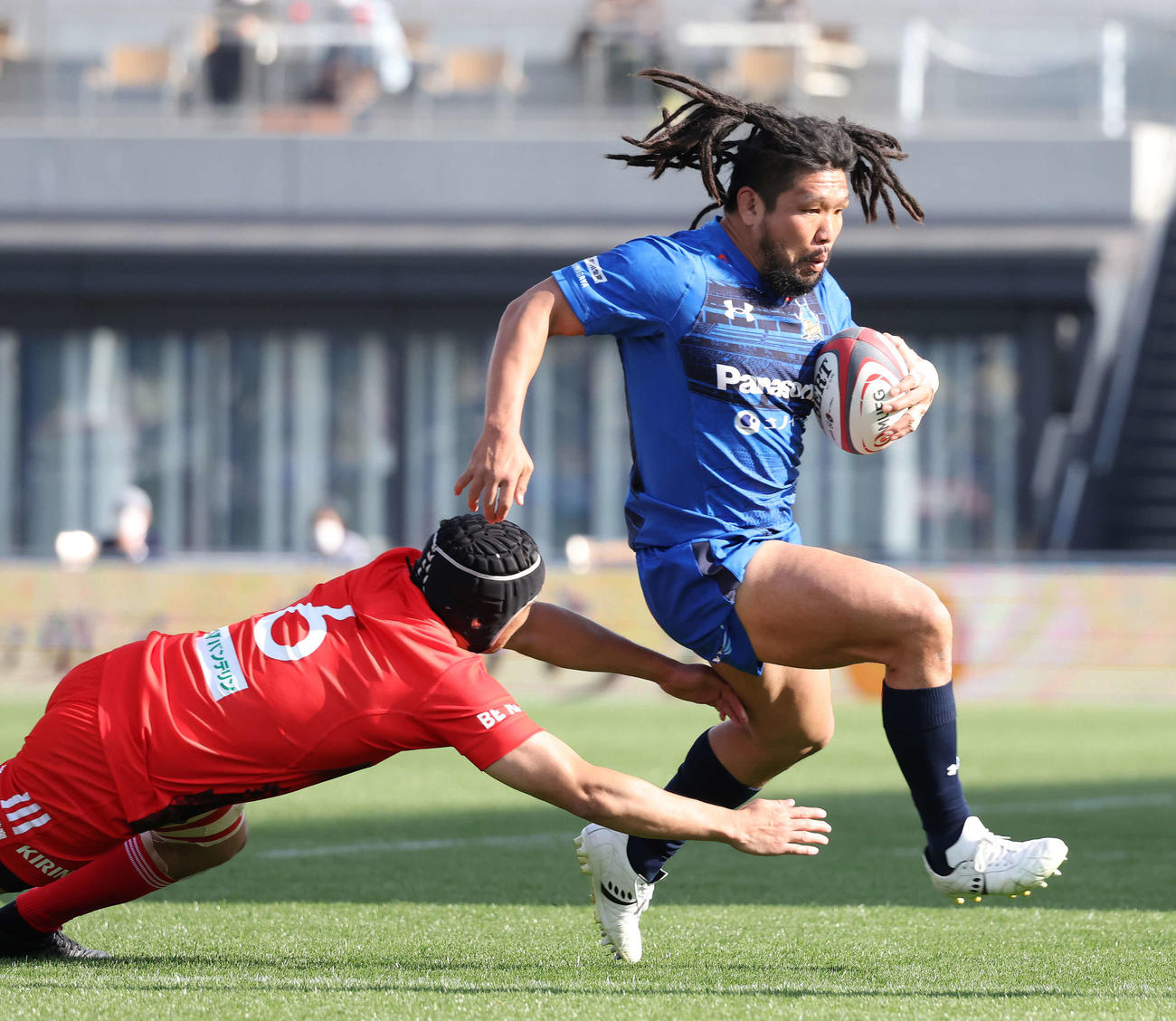 後半、神戸FL橋本のタックルをかわして突進する埼玉HO堀江（撮影・丹羽敏通）