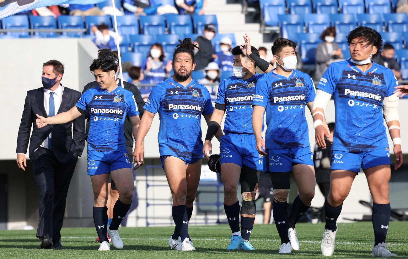 神戸に勝利した稲垣（右端）堀江（左から3人目）ら埼玉フィフティーン（撮影・丹羽敏通）