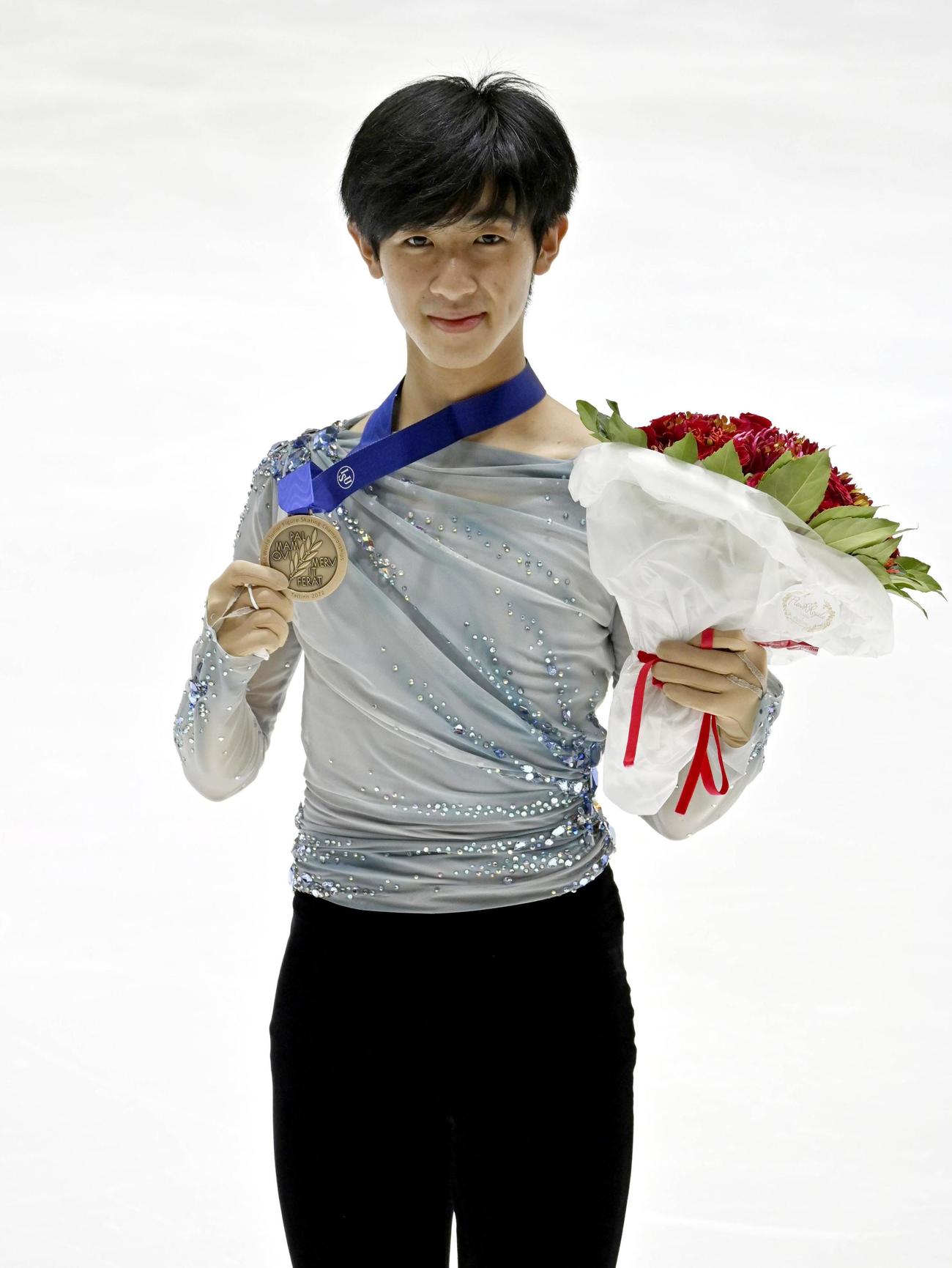 男子で3位に入り、メダルを手にする壷井達也（共同）