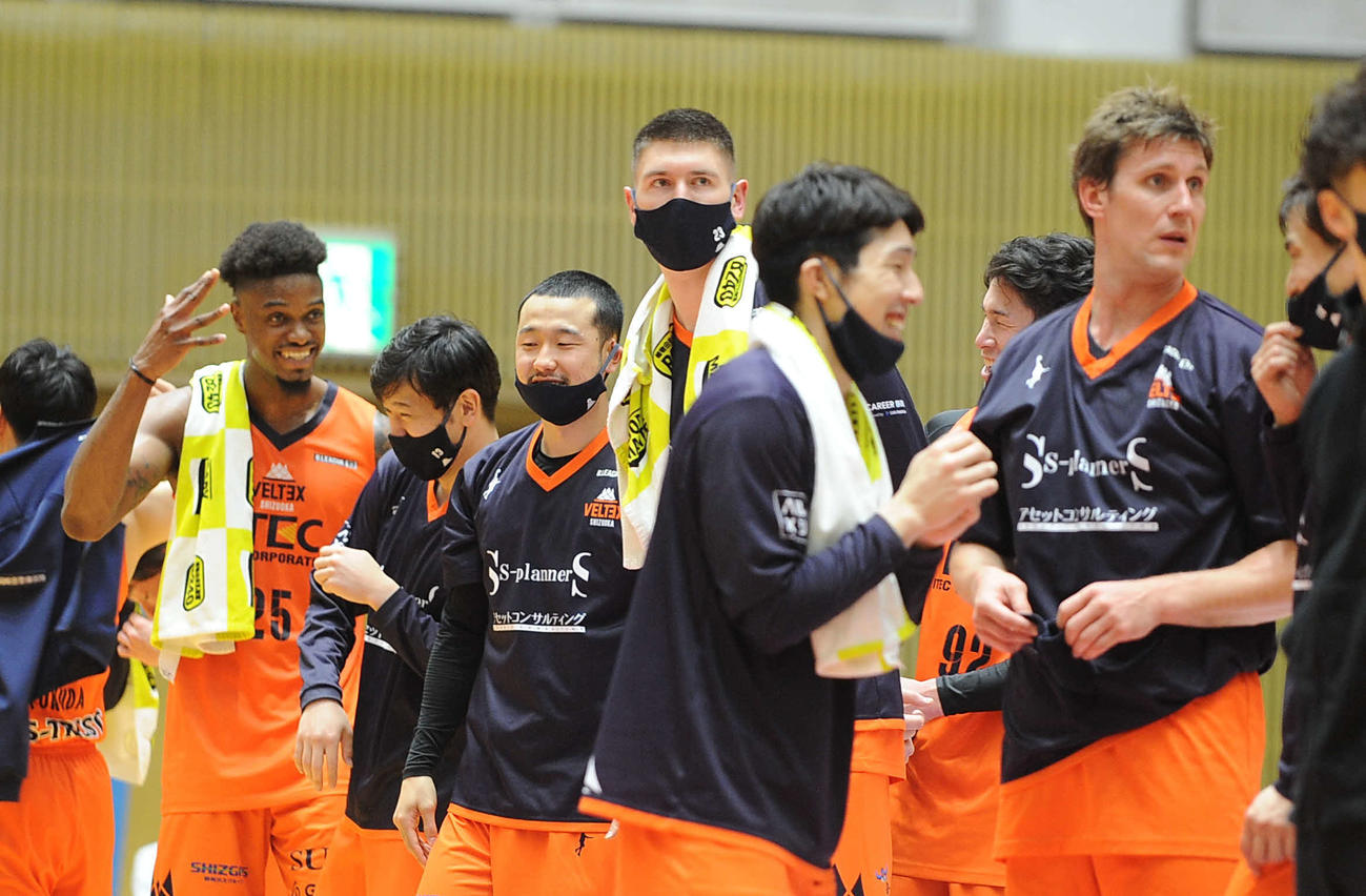 試合後に笑顔を見せるベルテックス静岡のダマ主将（左奥）ら