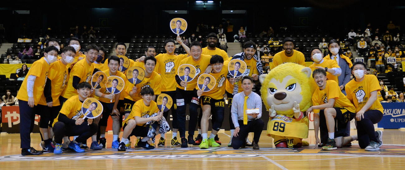 福島に勝利した仙台の選手とスタッフは、この日36歳の誕生日を迎えた藤田HC（右から4人目）と記念撮影（撮影・濱本神威）