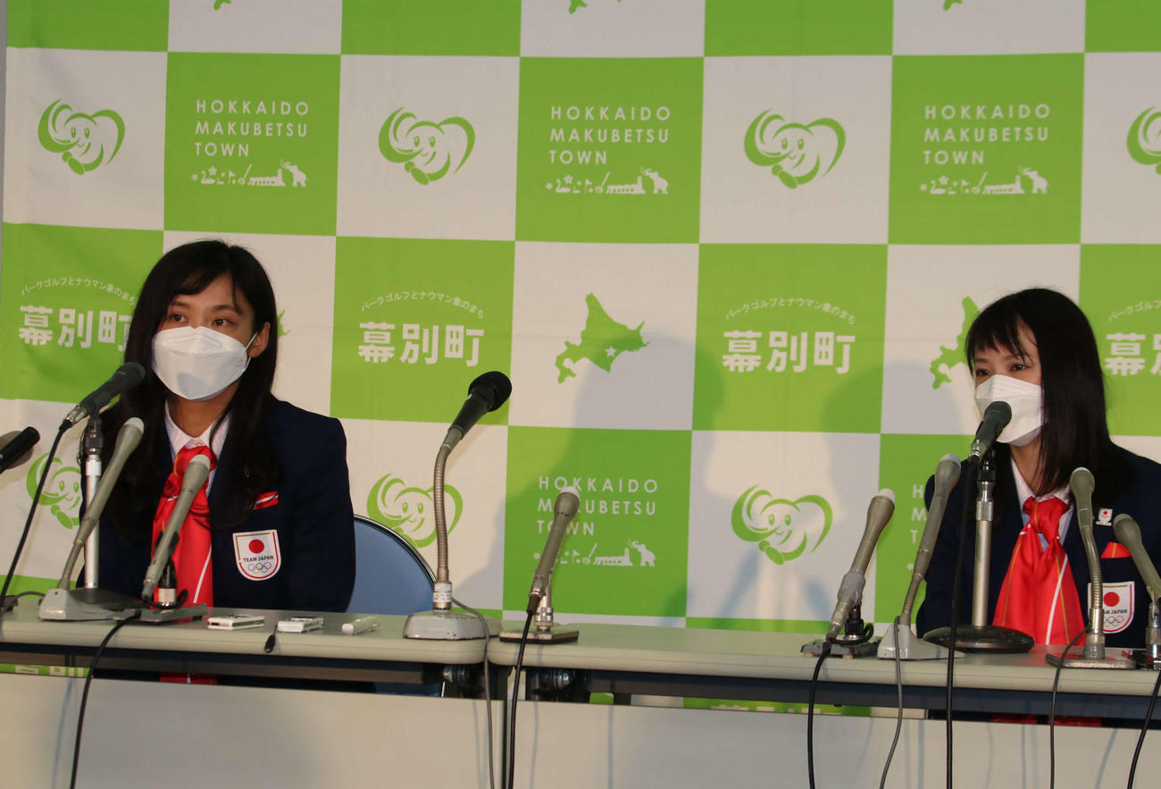 オンライン町民報告会に出席後、記者会見に臨むスピードスケートの高木美帆（左）と菜那姉妹（撮影・山崎純一）
