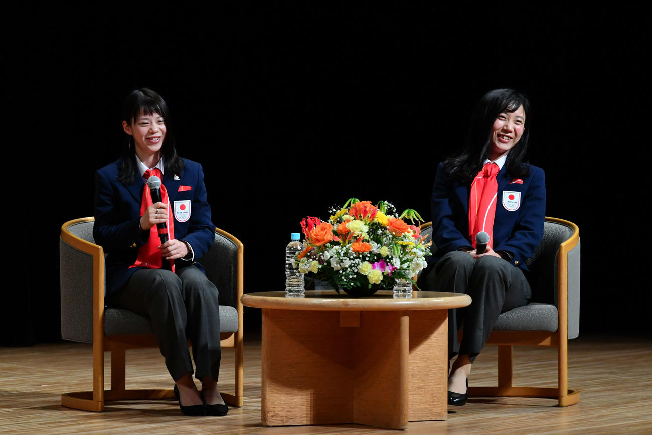 オンライン町民報告会に出席し、トークショーで笑顔を見せるスピードスケートの高木菜那さん（左）と美帆姉妹（代表撮影）