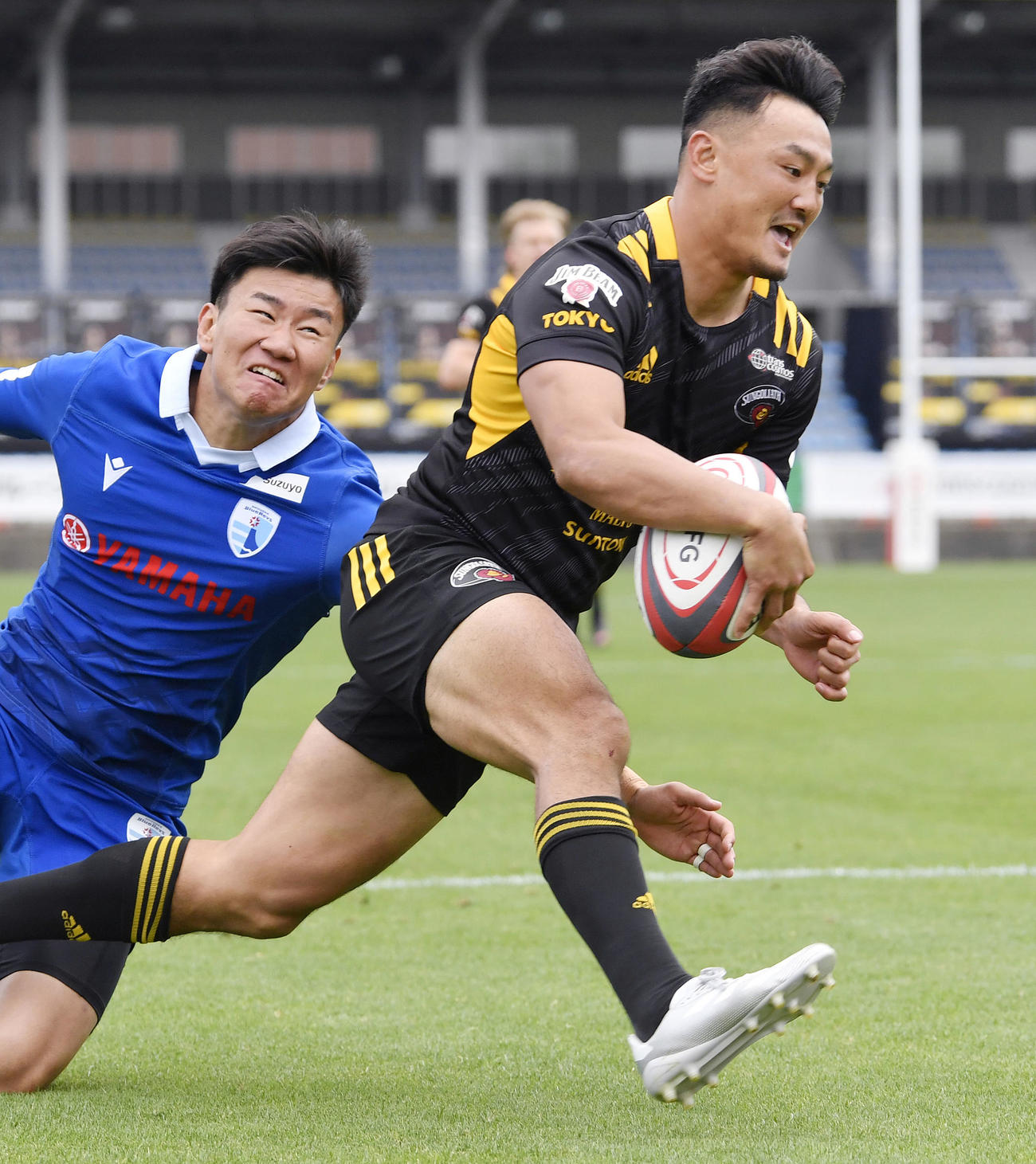 東京SG対静岡　後半、静岡のディフェンスをかわしトライを決める東京SGの尾崎晟（共同）