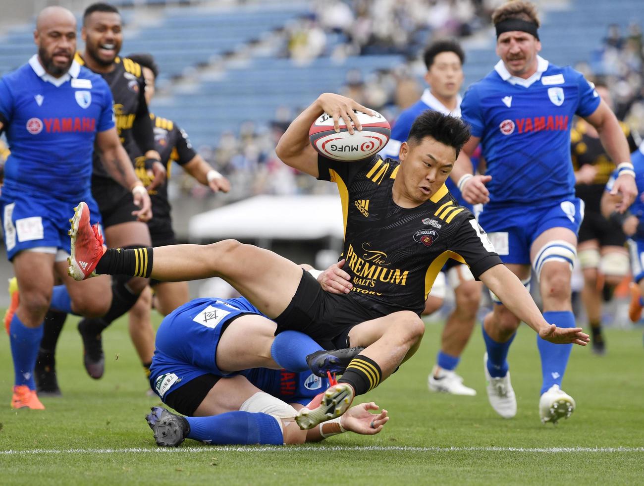 東京SG対静岡　後半、静岡のタックルを受けながらトライする東京SGの尾崎泰（共同）