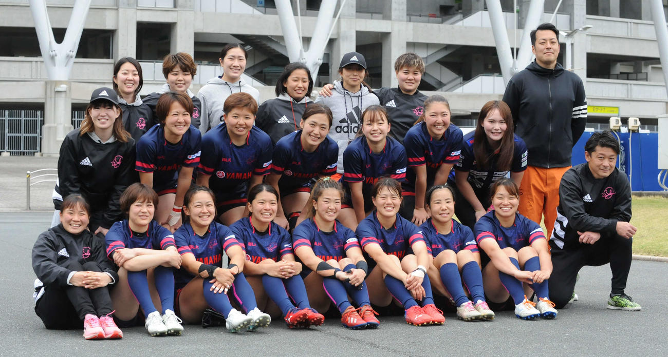 この日は2勝して大会を終えたアザレア・セブンの選手、関係者、小池監督（前列右端）