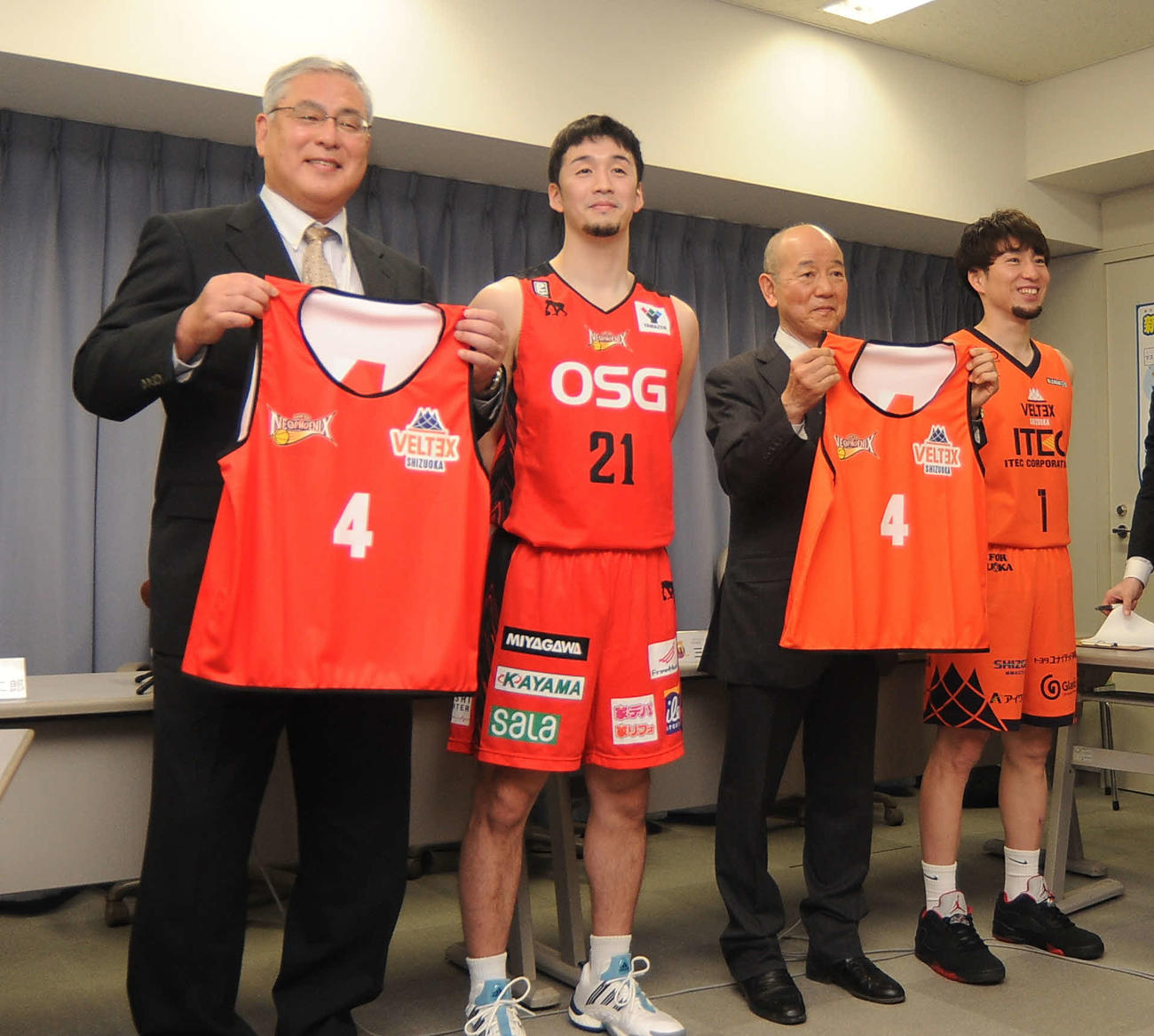 三遠の田渡（左から2人目）とベルテックス静岡の大石（右端）からU－12用ビブスを贈呈された静岡県協会の土屋会長（左端）ら