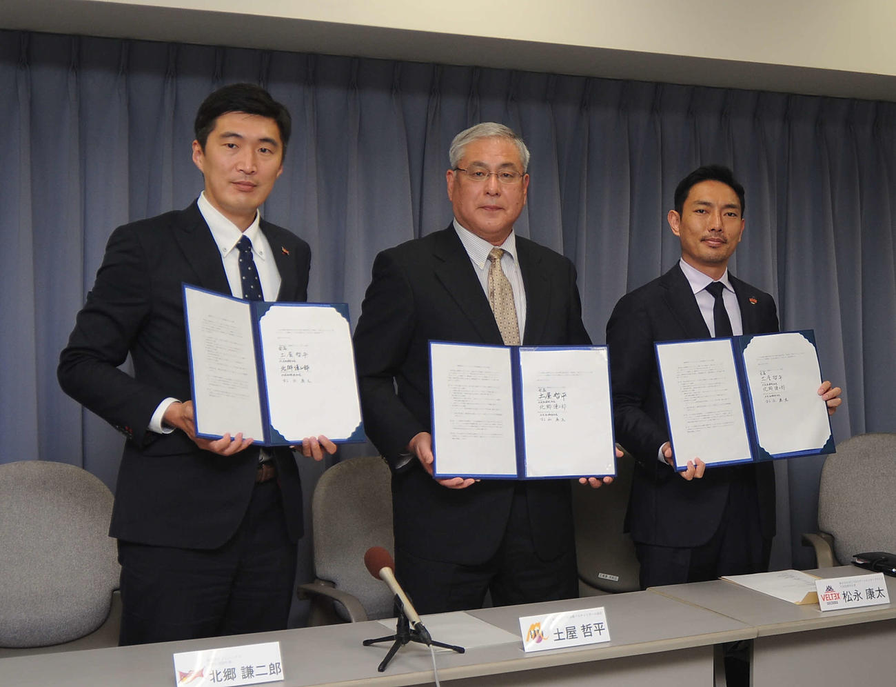 バスケットボールの事業連携の調印式に臨んだ左から三遠の北郷社長、静岡県協会の土屋会長、ベルテックス静岡の松永社長