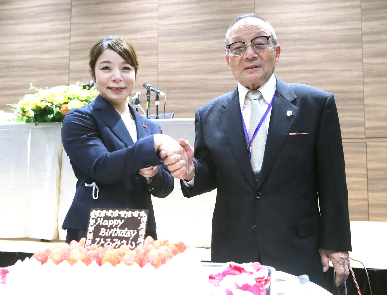 誕生日に引退会見に臨んだ三宅宏実さん（左）は父・義行氏とケーキを前に握手を交わす（2021年11月18日撮影）