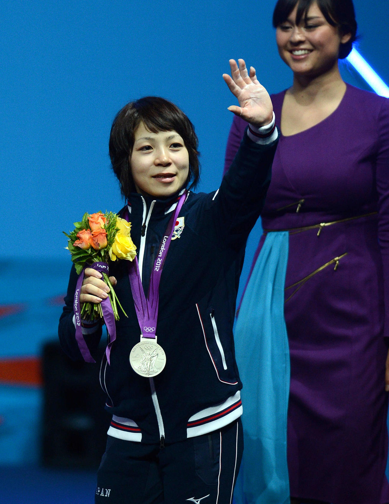 ロンドン五輪重量挙女子48キロ級で銀メダルを獲得し、ファンの歓声に手を振って応える三宅宏実さん（2012年7月28日撮影）