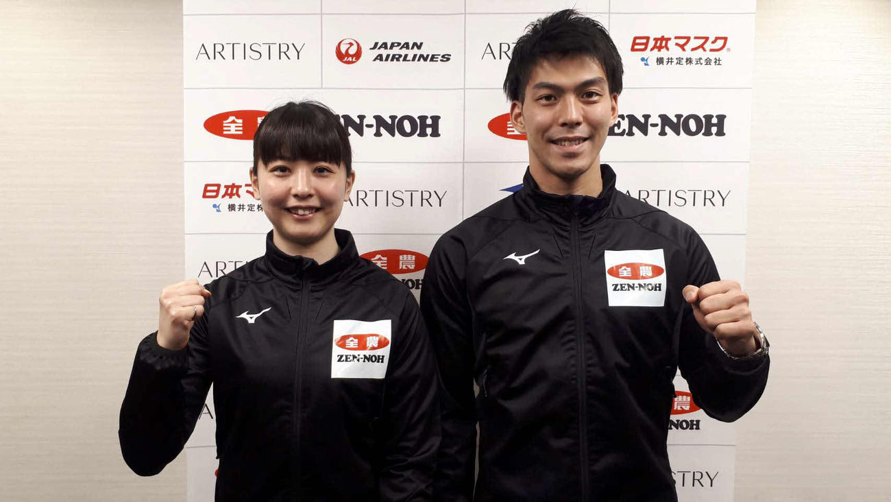 笑顔を見せるカーリング混合ダブルス日本代表の松村（左）と谷田（日本カーリング協会提供）