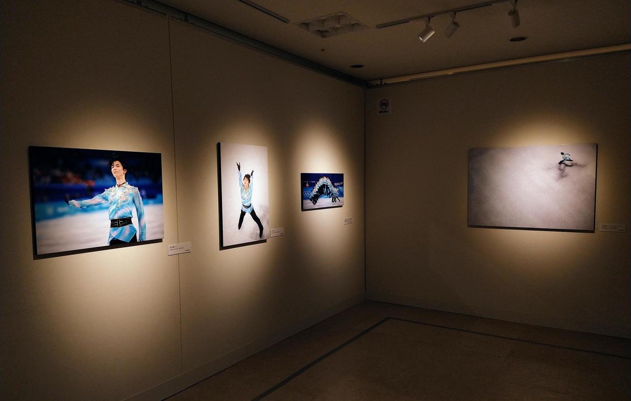 「羽生結弦展2022」で展示されている、世界初の4回転半ジャンプ認定を受けた北京五輪男子フリーの写真パネル