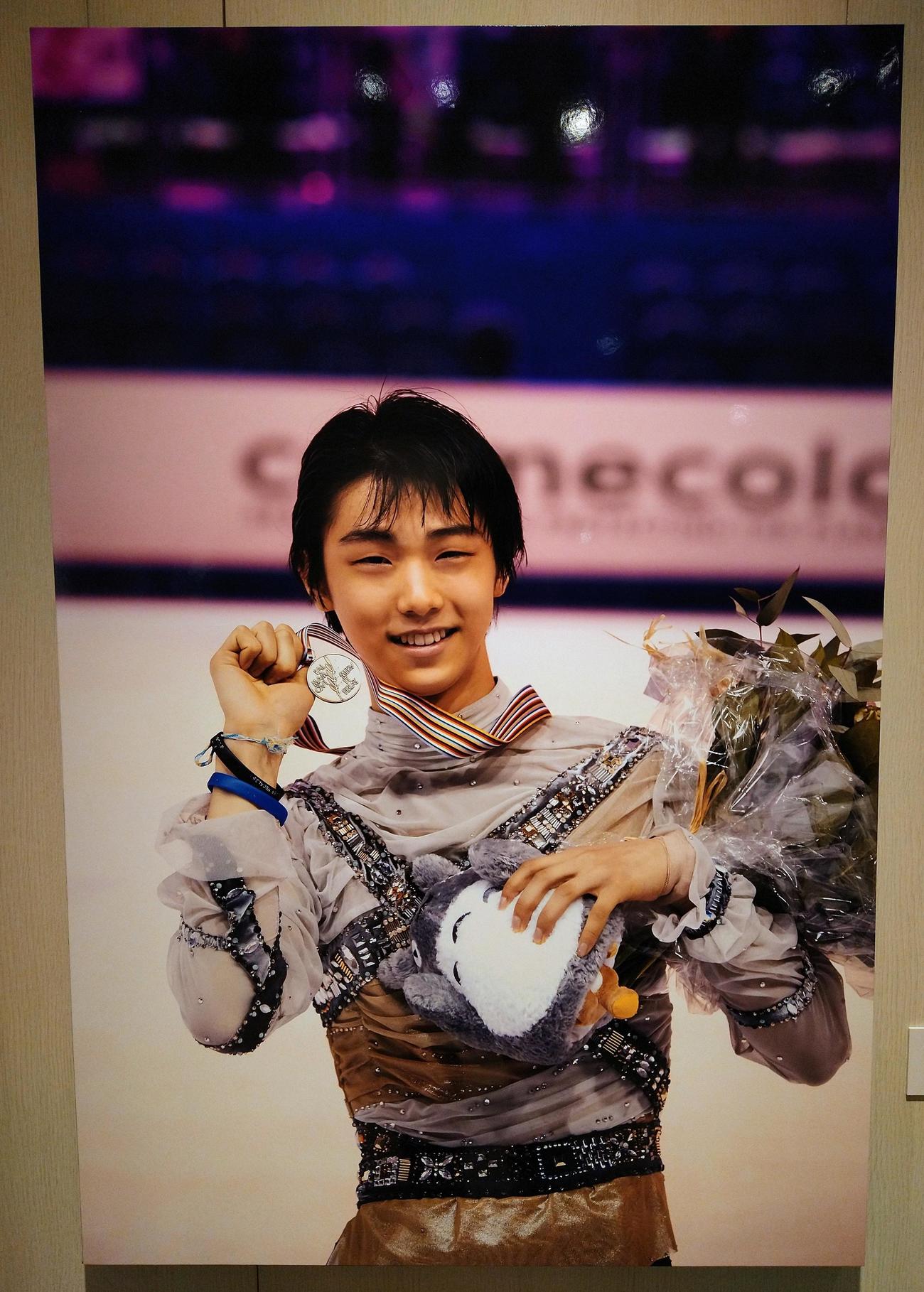 「羽生結弦展2022」で展示されている写真パネル＝能登直撮影「2012年の世界選手権の表彰式」