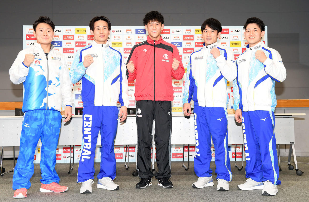 会見終了後、笑顔で記念撮影に納まる左から北園丈琉、萱和磨、橋本大輝、谷川航、谷川翔（撮影・たえ見朱実）
