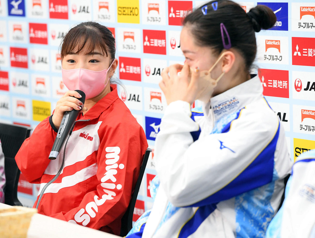 公式練習後の会見で、記者の質問に答える寺本明日香。右は畠田瞳（撮影・たえ見朱実）