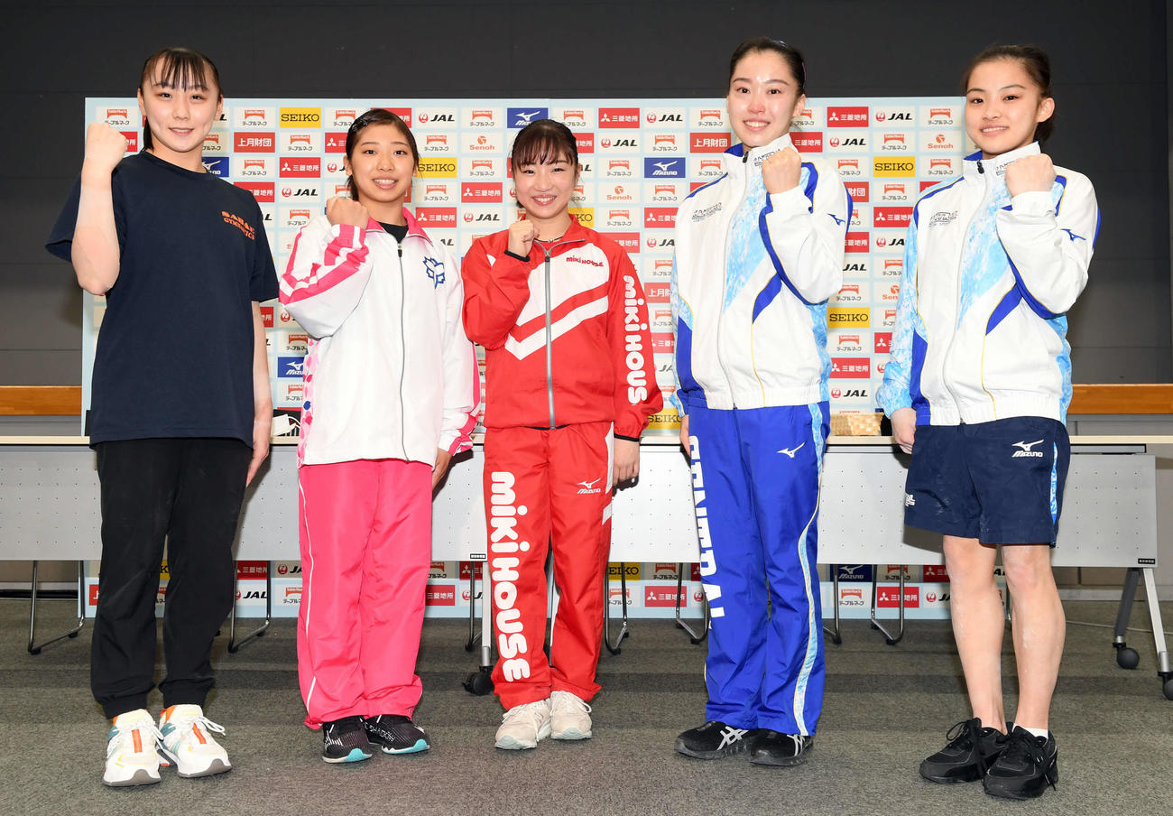 会見終了後、記念撮影に納まる左から宮田笙子、芦川うらら、寺本明日香、畠田瞳、畠田千愛（撮影・たえ見朱実）