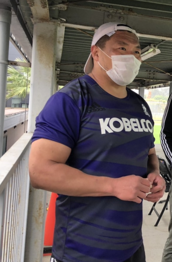 急逝したヘッドFWコーチのカンバーランドさんへの思いを語る神戸のプロップ山下（撮影・益子浩一）