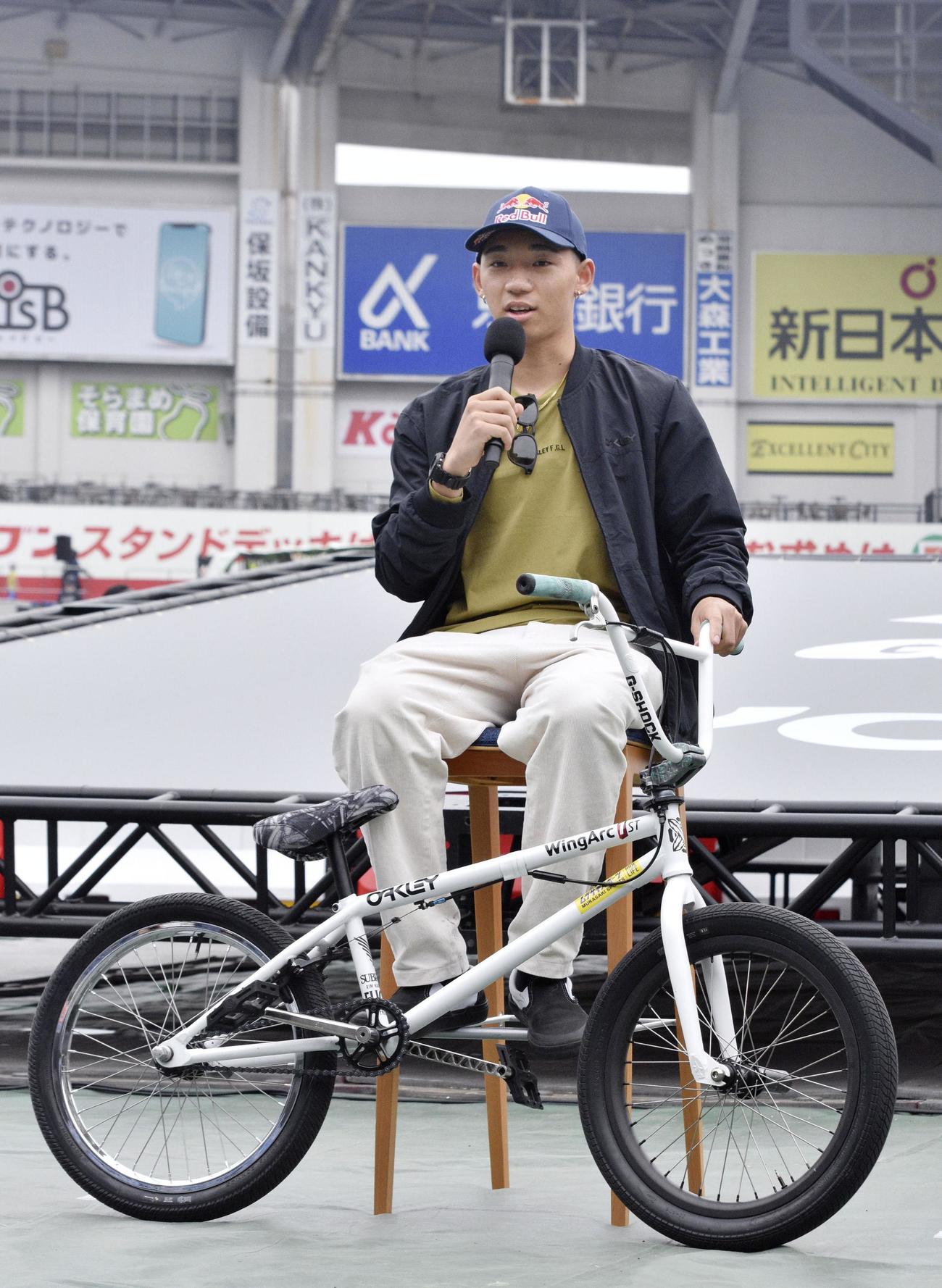記者会見する自転車BMXパークの中村輪夢（共同）