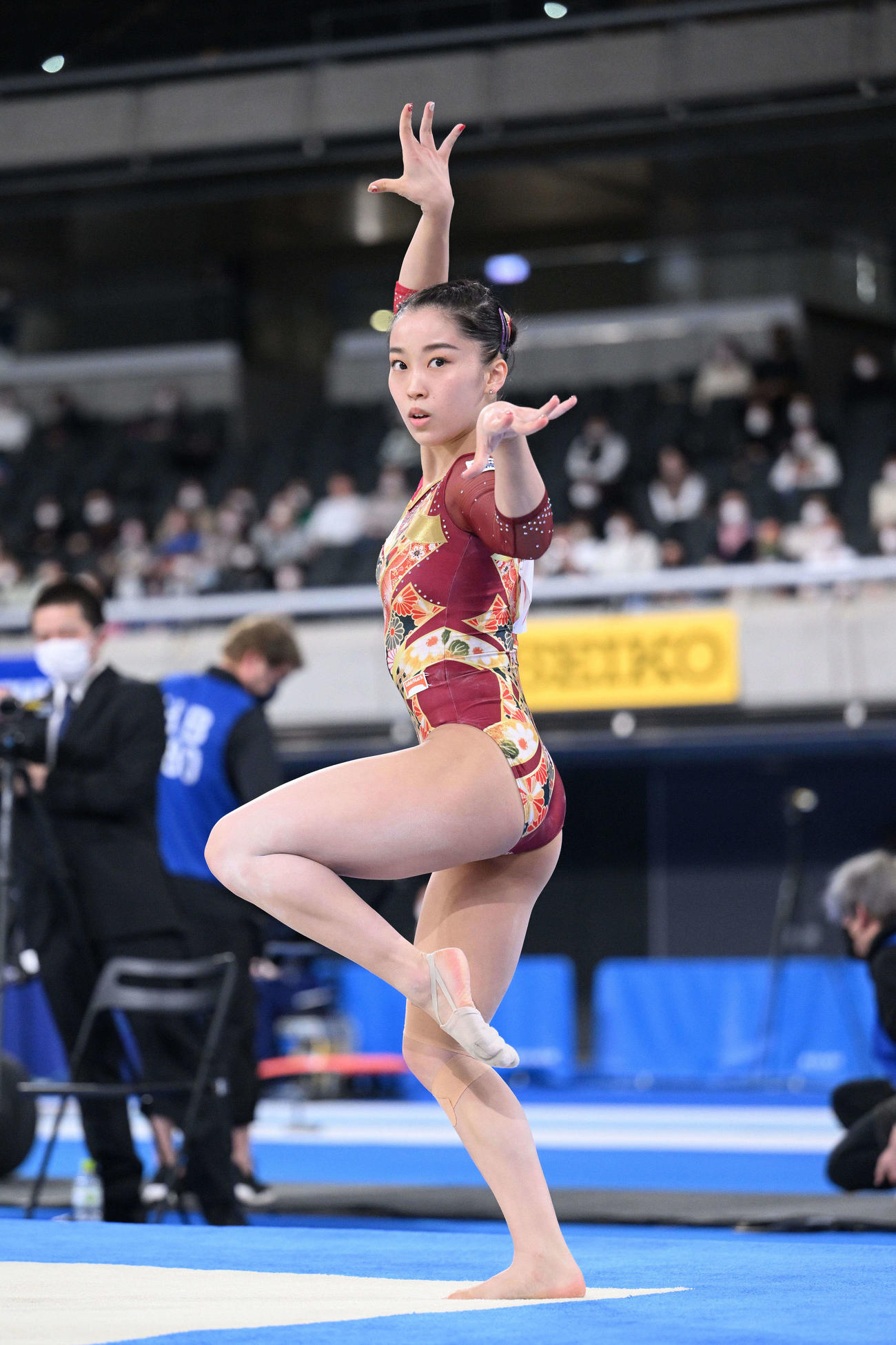 床運動の演技を披露する畠田（撮影・滝沢徹郎）