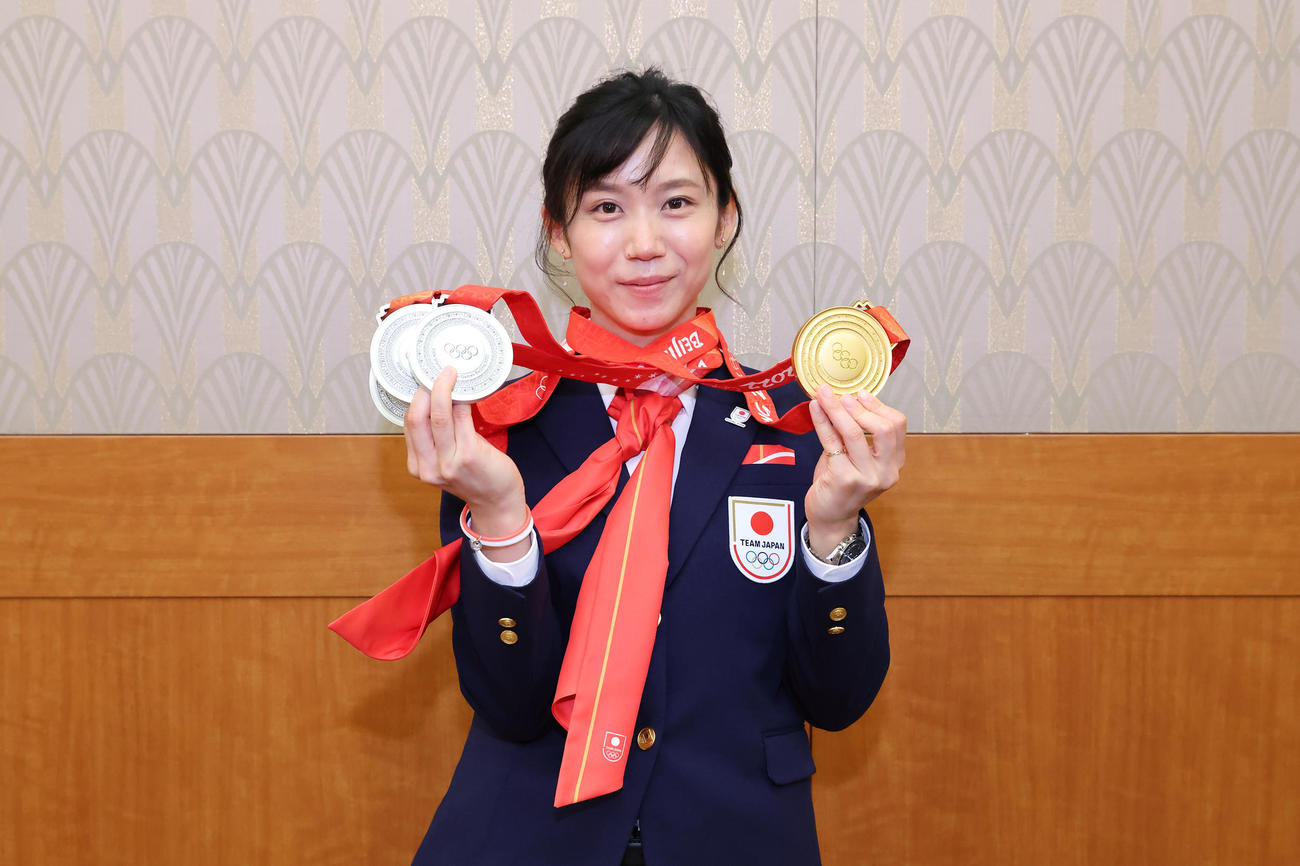 日本スケート連盟の優秀選手表彰祝賀会で北京五輪のメダルを持つ高木美帆（アフロスポーツ／JSF）