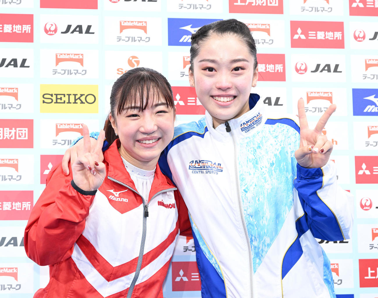 試合後、引退する寺本明日香（左）と畠田瞳は記念撮影する（撮影・滝沢徹郎）