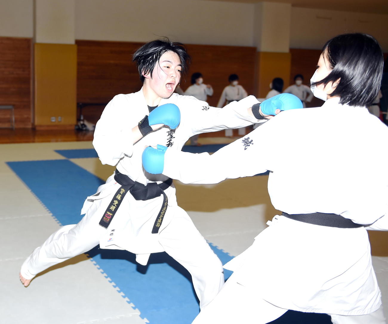 大会に向けて稽古に打ち込む聖和学園・斎藤（左）