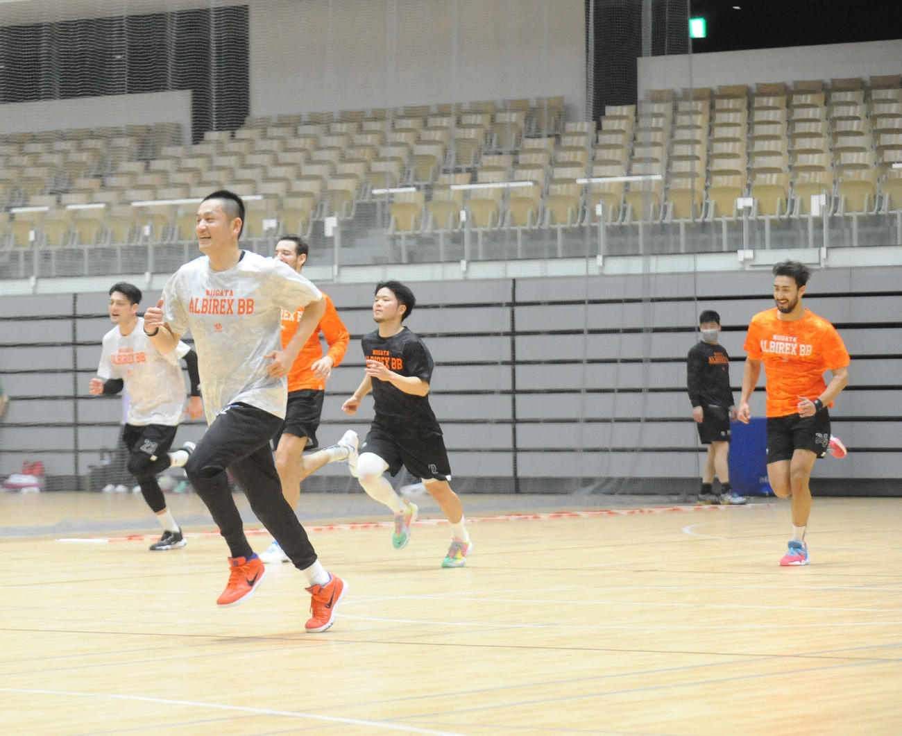 明るい雰囲気でダッシュをする池田（手前）ら新潟の選手