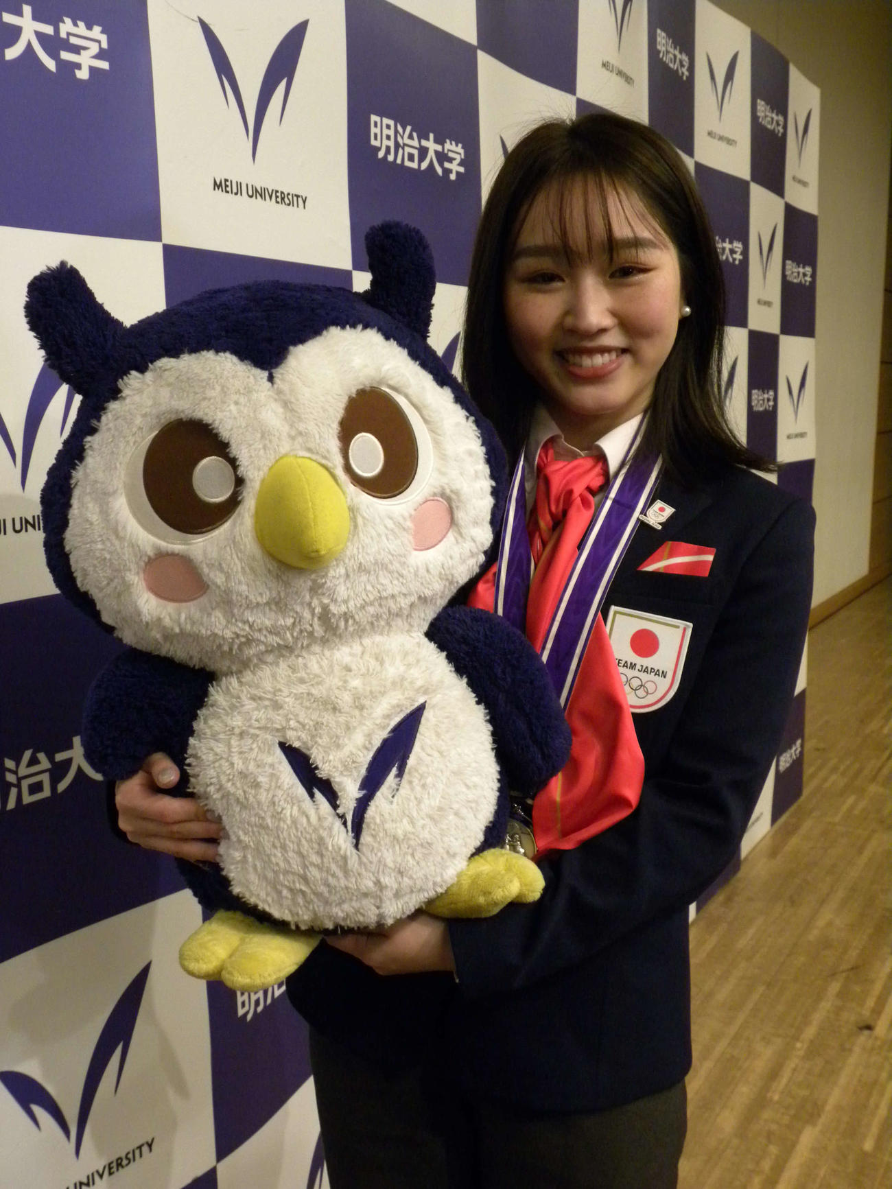 明大の特別功労賞を受賞した樋口新葉と同大学の公式キャラクター「めいじろう」（撮影・松本航）