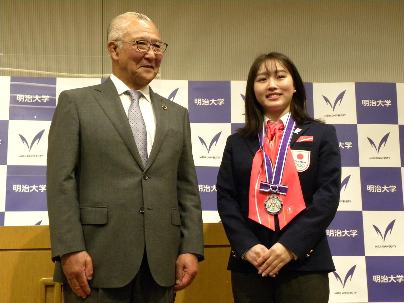 明大の特別功労賞を受賞した樋口新葉（右）と大六野耕作学長（撮影・松本航）