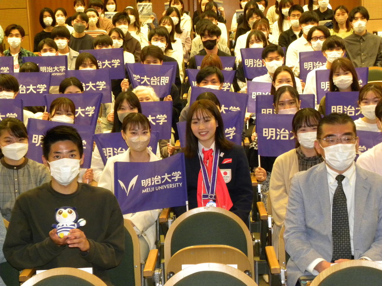 明大の特別功労賞を受賞した樋口新葉（中央）は学生たちと写真に納まる（撮影・松本航）
