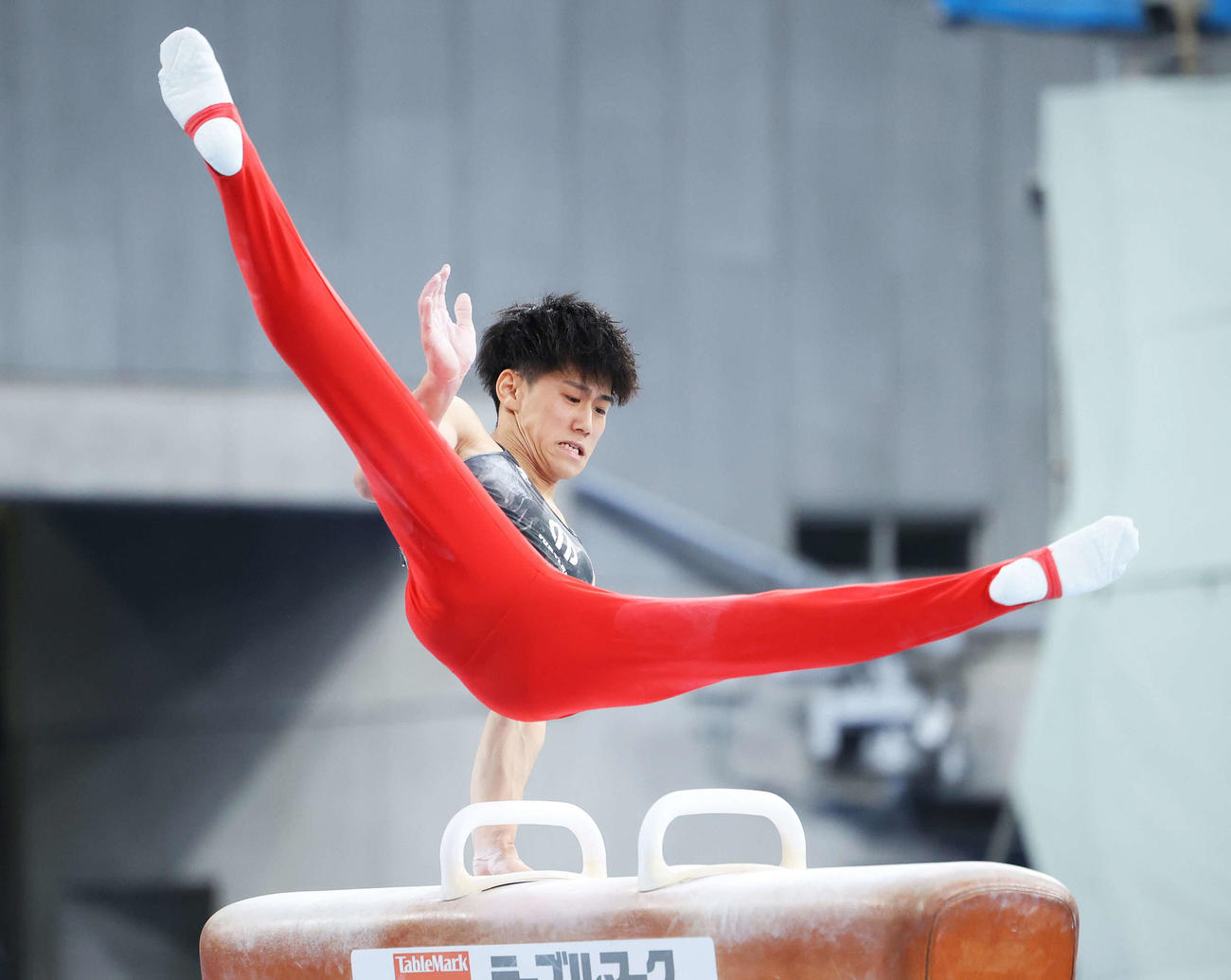 男子予選　あん馬の演技をする橋本（撮影・河田真司）
