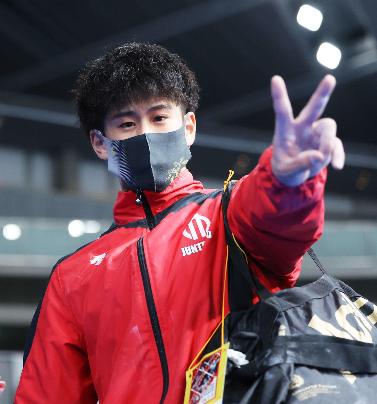 男子予選　男子予選を終えVサインの橋本（撮影・河田真司）